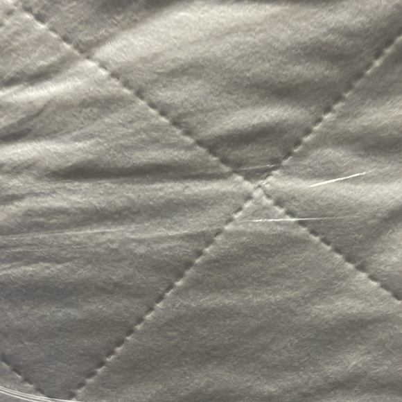 NWT Twin Size Waterproof Mattress Protector 39”X75” With Anchor Bands - Picture 3 of 4